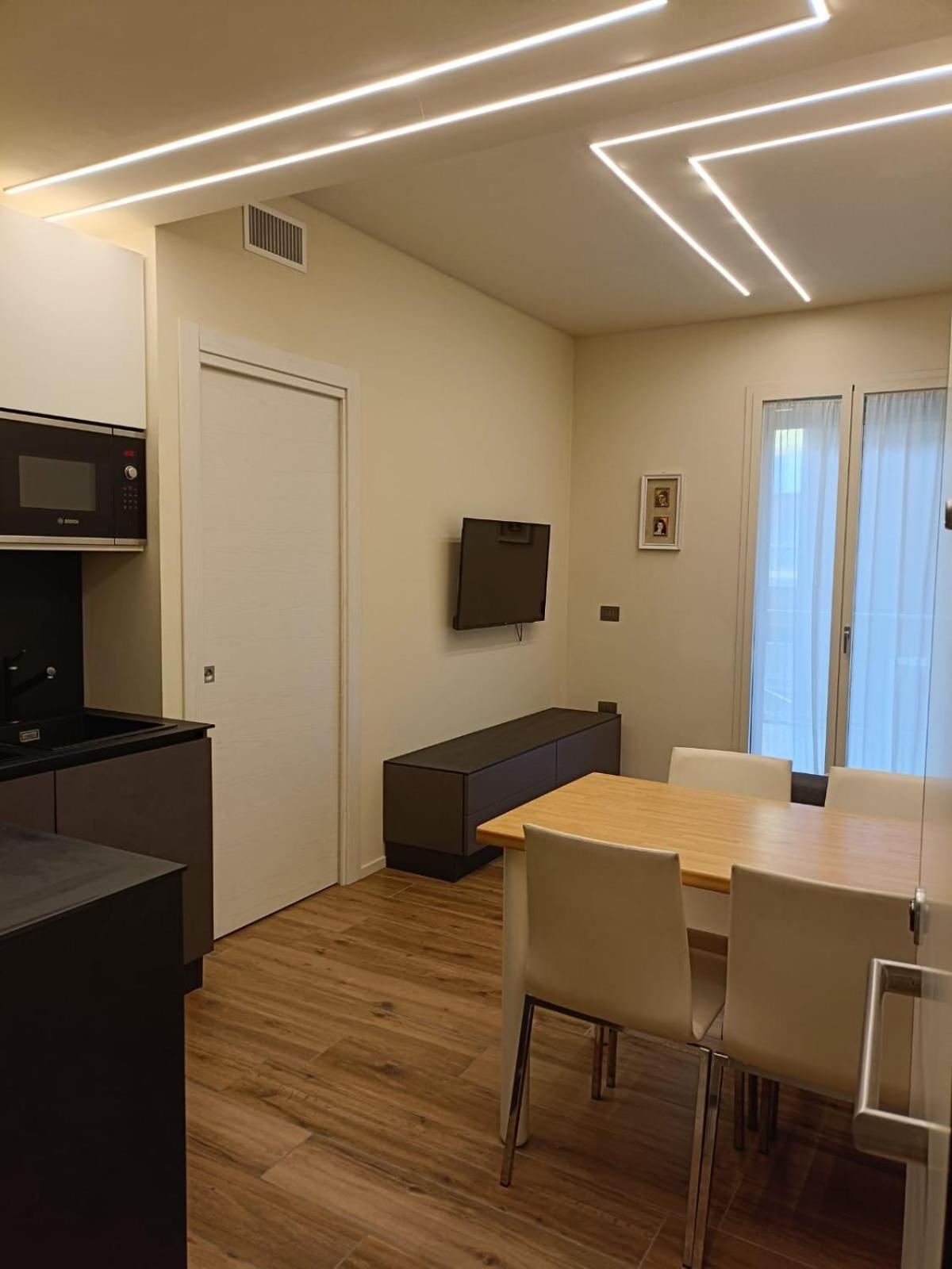 Riviera Apartments Near The Beach + Parking 罗索利纳马雷 外观 照片