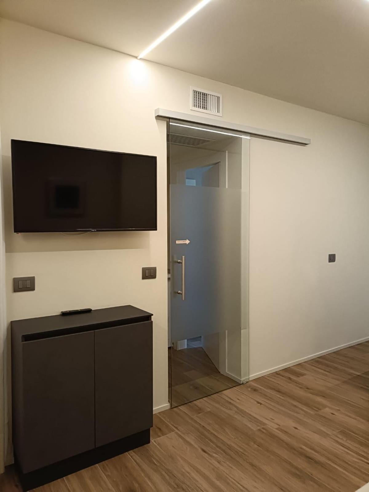 Riviera Apartments Near The Beach + Parking 罗索利纳马雷 外观 照片